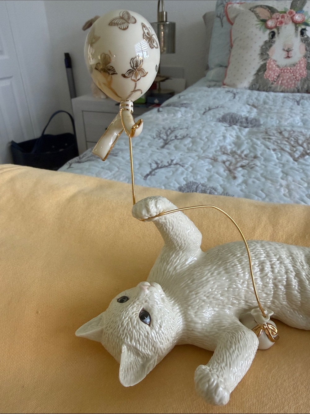 Lenox White Cat Figurine Toy with Balloon - Decorative Pet Decor - Picture 7 of 10